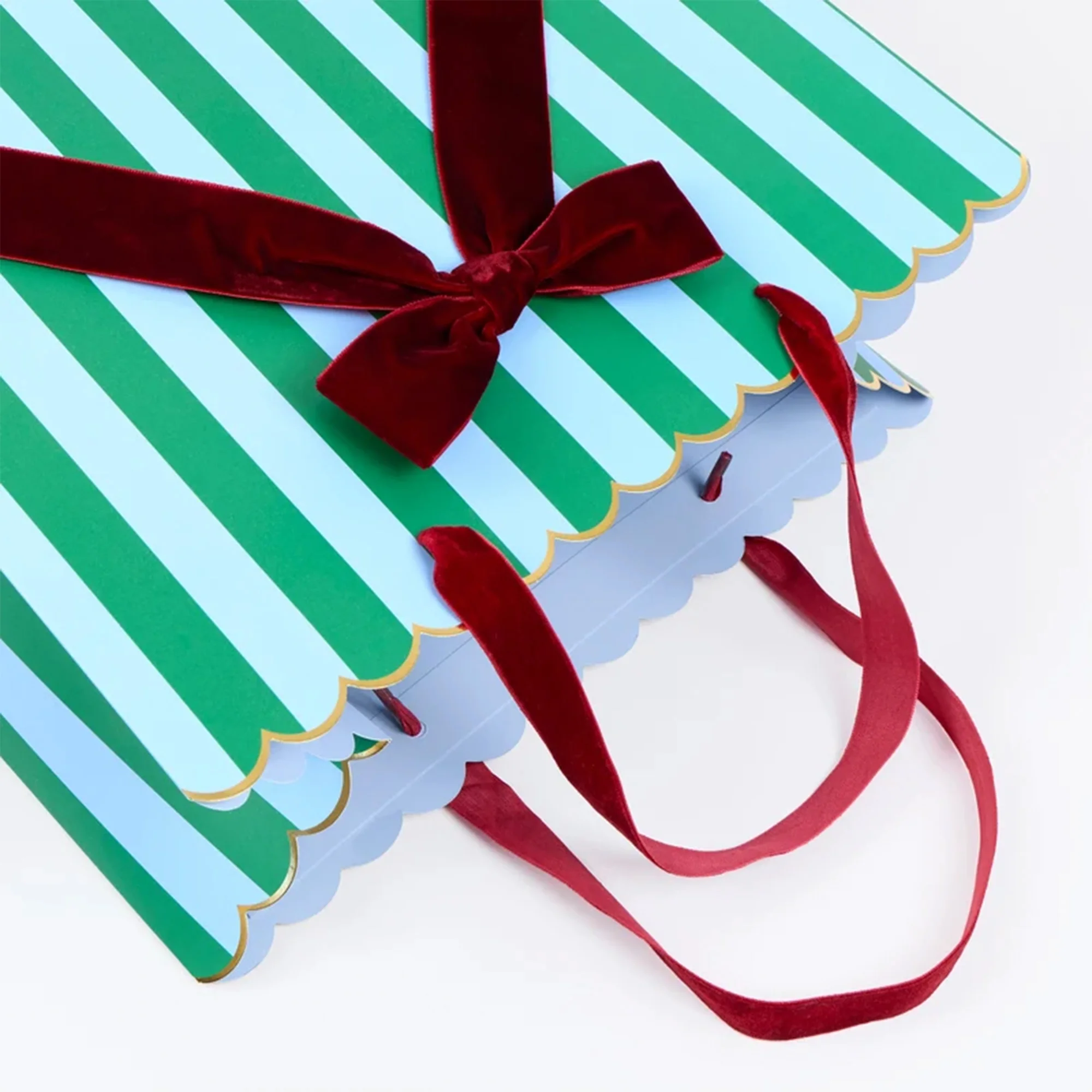 Geschenkverpackung, Geschenkpaket, Streifendesign, Rote Schleife, Tragegriff