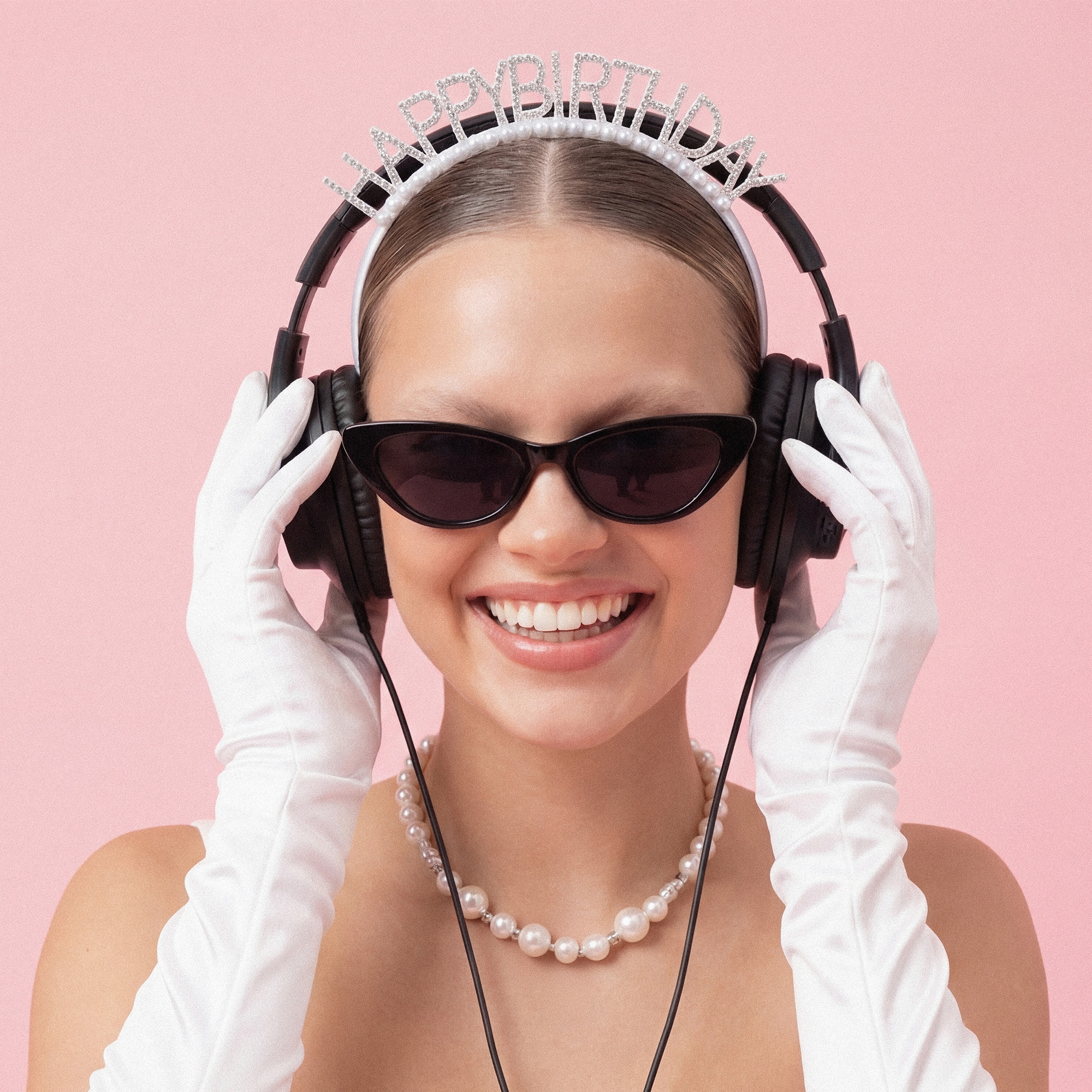kopfhörer, headphones, große ohren, rosa hintergrund, perlenschmuck