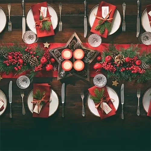Weihnachtsdeko, Tischdekoration, Kerzen, Beeren, Tischsalat?