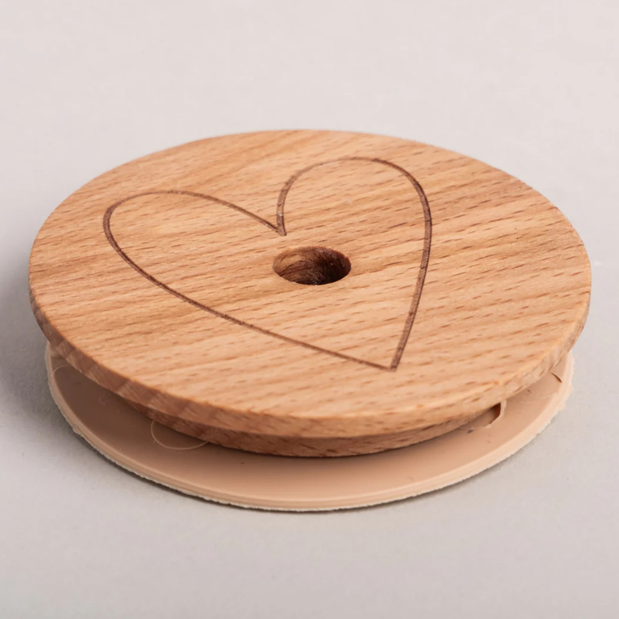 Holzscheibe, Herzmotiv, Kordelzug, Holzknopf, Dekoration