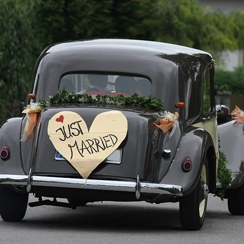 altes Auto, Vintage-Auto, Auto-Dekorationen, Hochzeitsauto, Herz-Schild