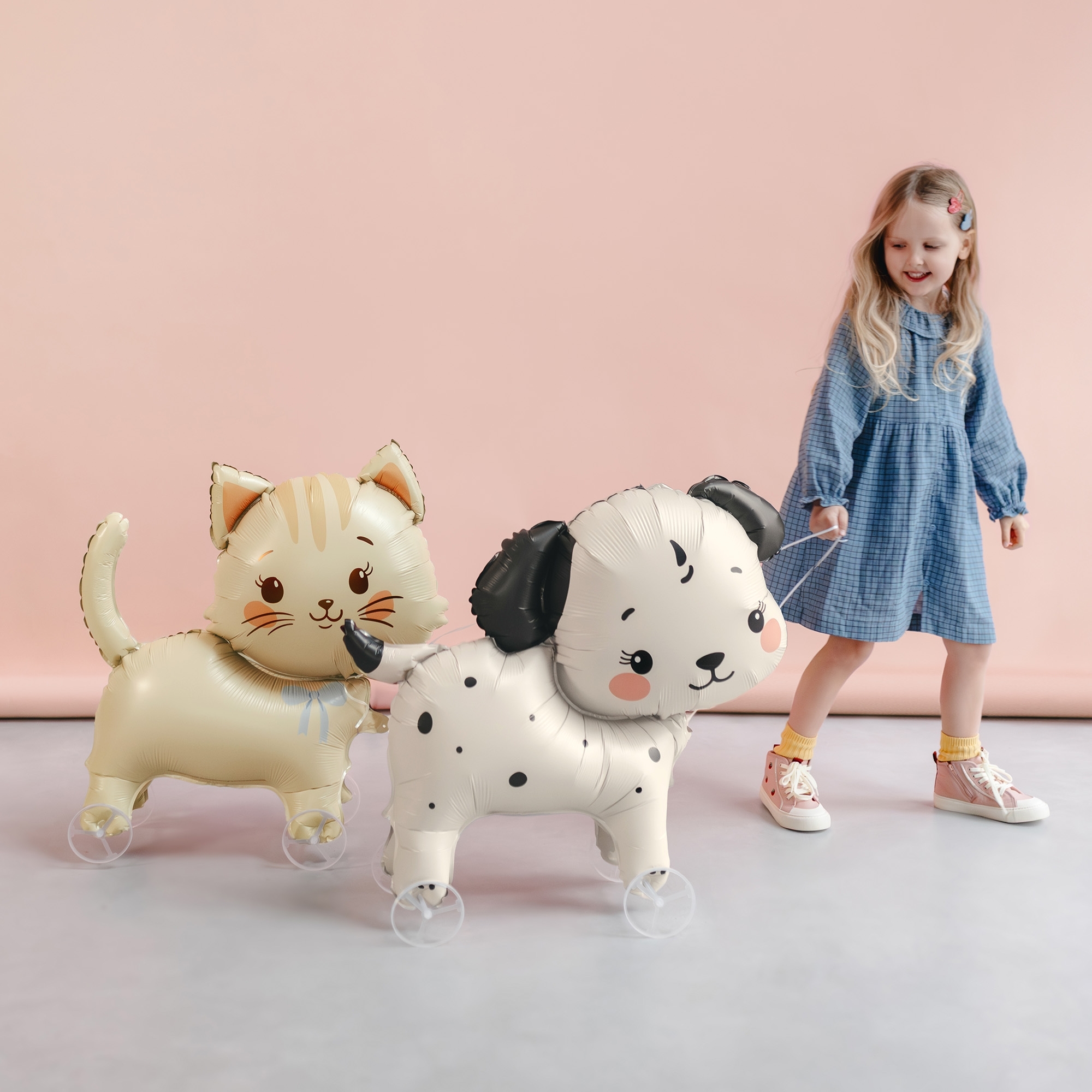 Folienballon "Katze auf Rädern" zur Luftbefüllung 65cm Ballonhund, Tierballon, rosa Hintergrund, Puppenwagen, Kinderfiguren