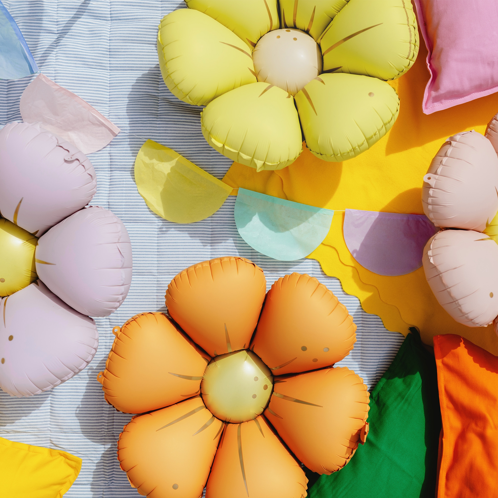 4 Folienballons "Gänseblümchen" zur Luftbefüllung 65 cm Blütenblatt, Luftballon, Kissen, Leute