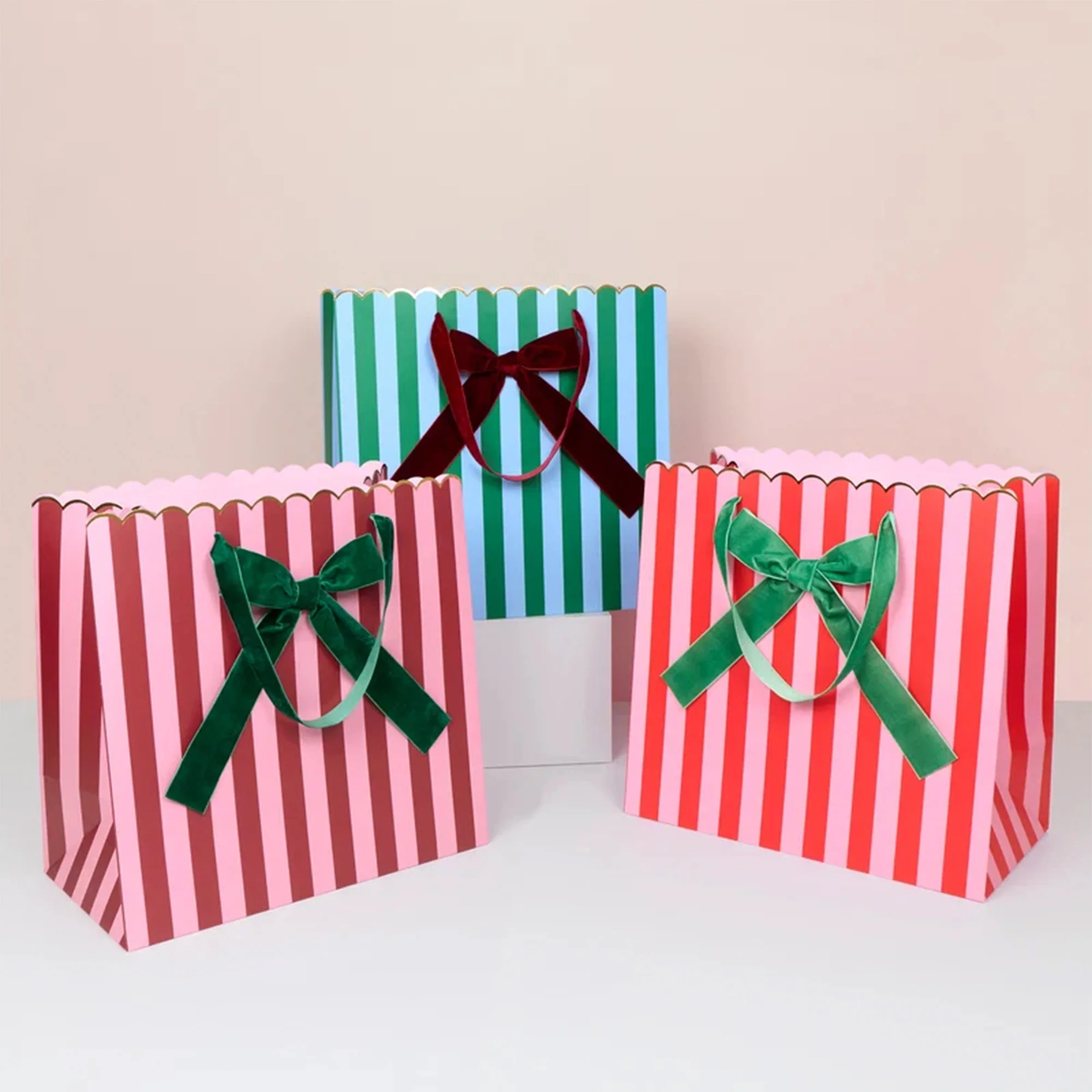 Geschenktüten, gestreift, pinkfarbene Tasche, grünes Band, blaues Geschenkpapier