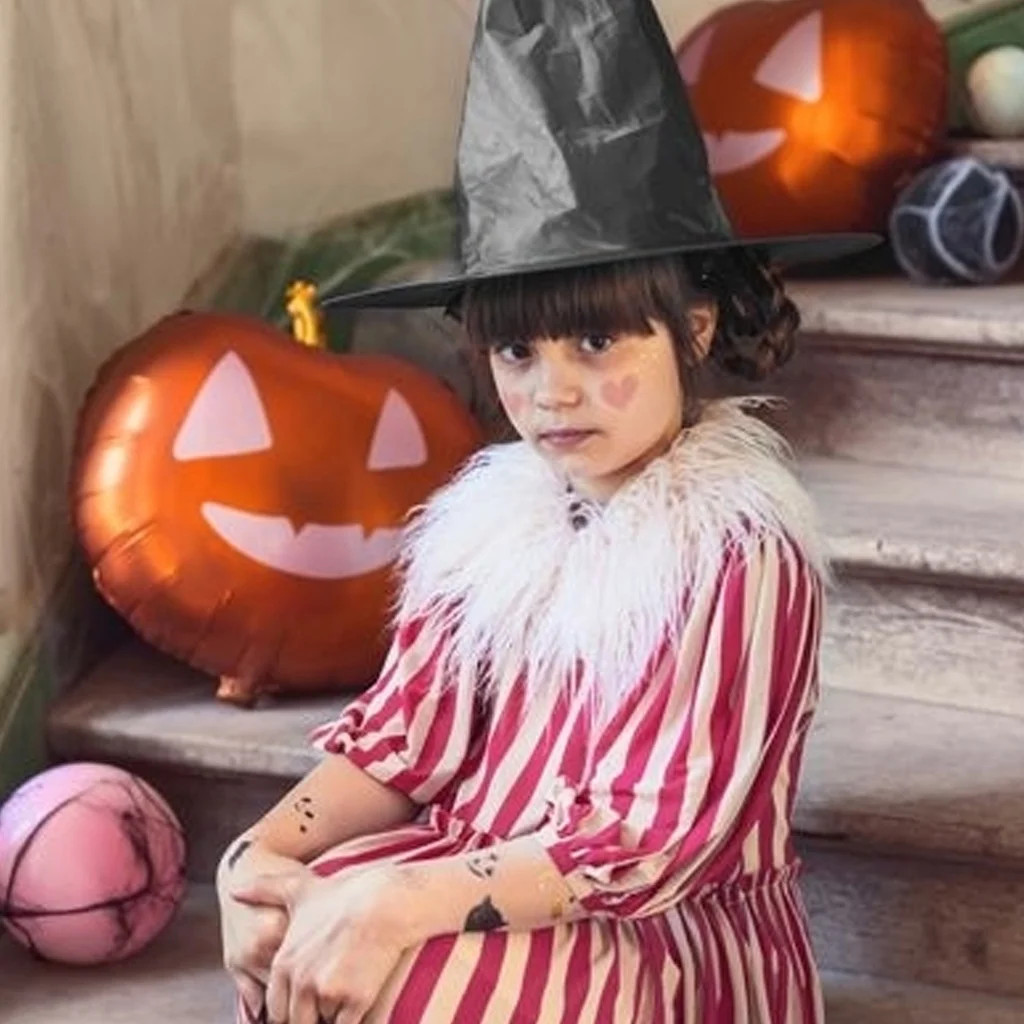 Halloween, Hexenhut, Streifenkleid, Fellkragen, Kinderfigur