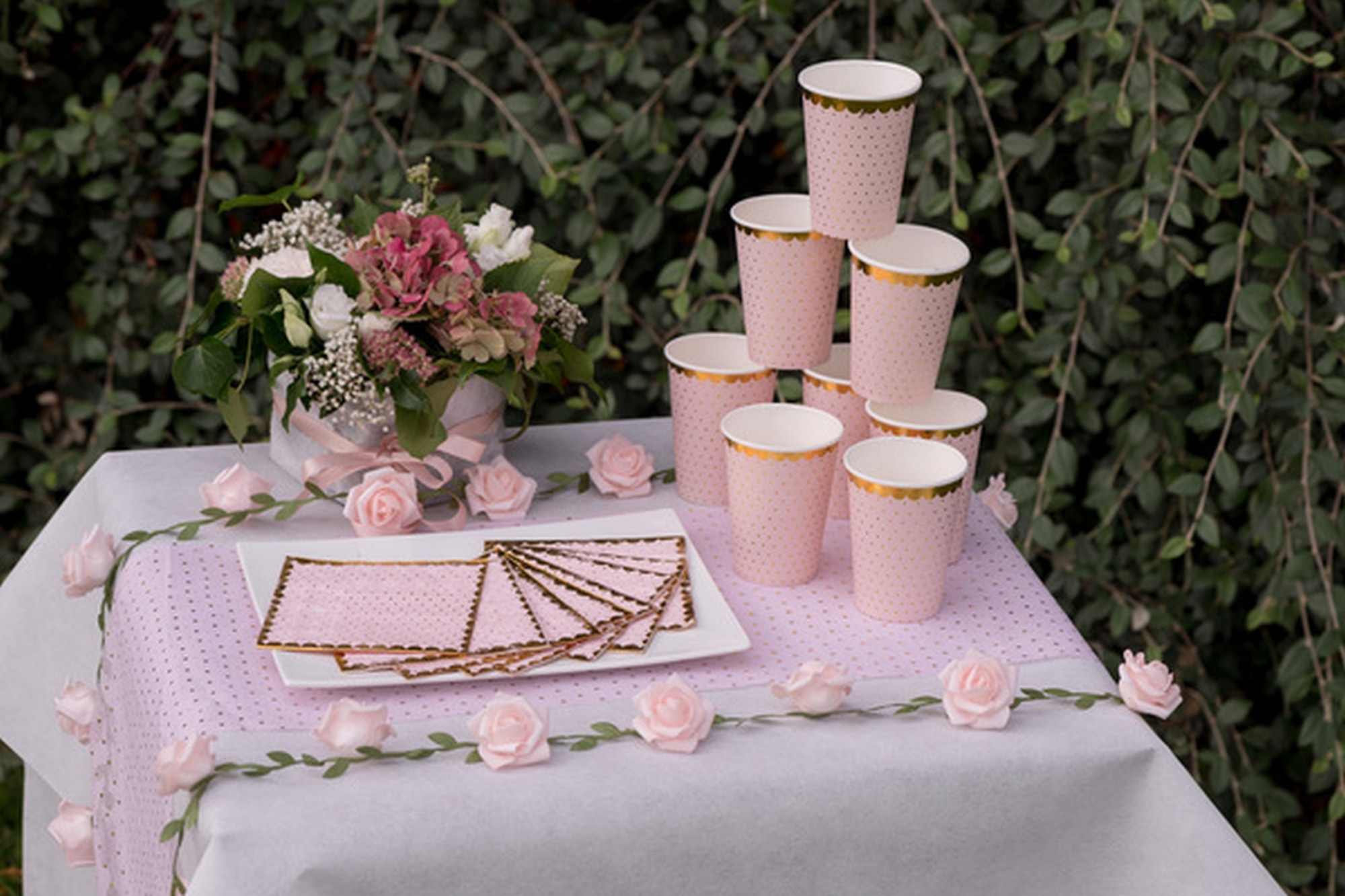 Punkte - 10 Pappbecher Rosa / Gold Punkte - 10 Pappbecher Rosa / Gold