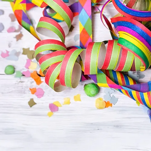 Papier, Klebeband, Bonbons, Tennisball, Konfetti