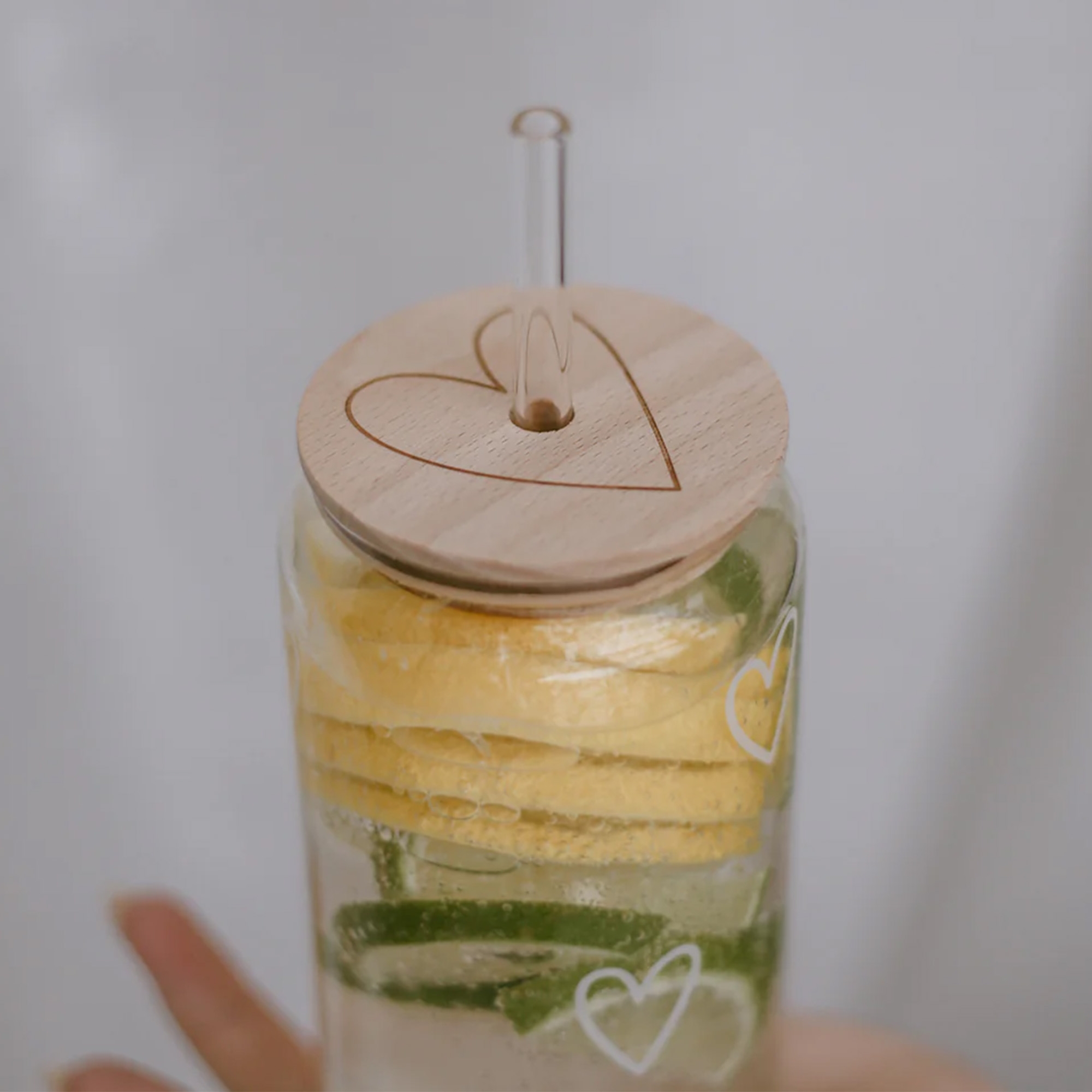 Eulenschnitt - Deckel "Herz" für Hohes Trinkglas Glasflasche, Zitruswasser, Holzdeckel, Strohhalm, Herz-Dekor