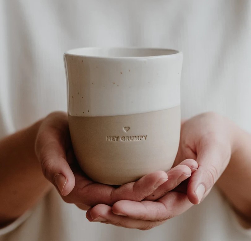 Eulenschnitt - Steingut-Becher "Hey Grumpy" Eulenschnitt - Steingut-Becher "Hey Grumpy"