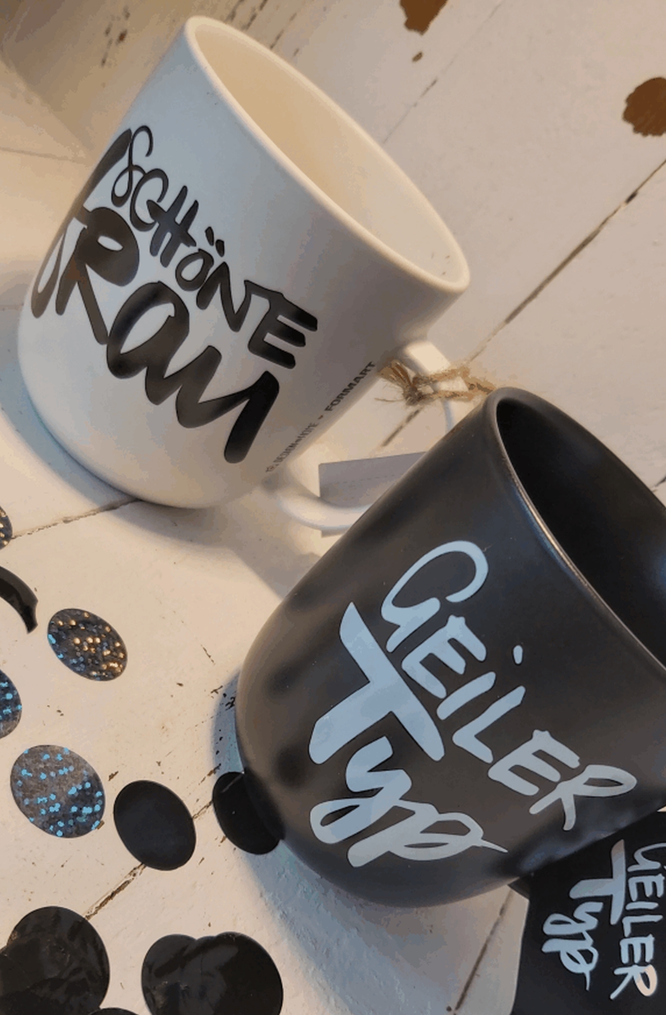 Porzellan-Henkelbecher "Schöne Frau" Porzellan-Henkelbecher "Schöne Frau"