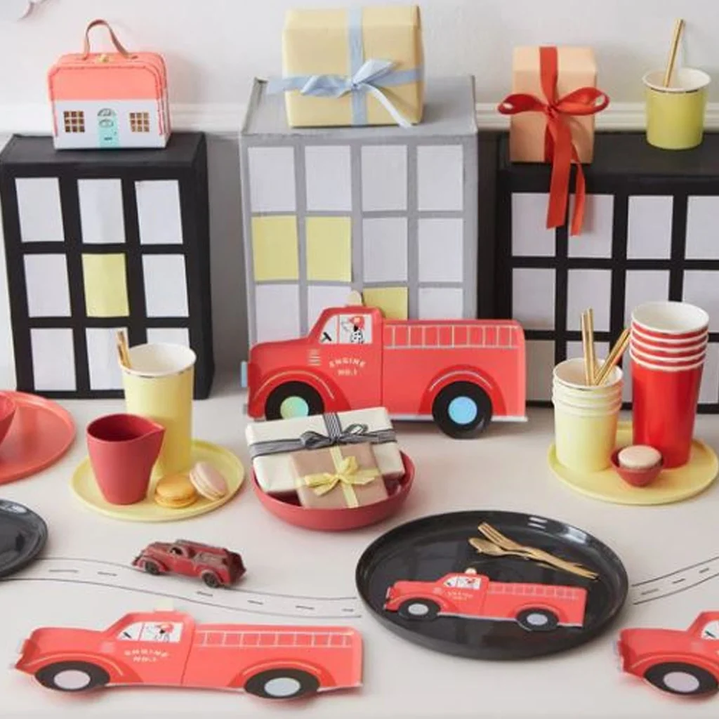 spielzeug, geschenke, pappteller, rot, miniaturfahrzeug