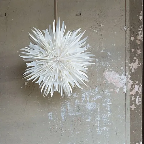 Papierschnurlaterne, weiße Sternblüte, hängbare Deko, Deko-Akzent, Pappkunst