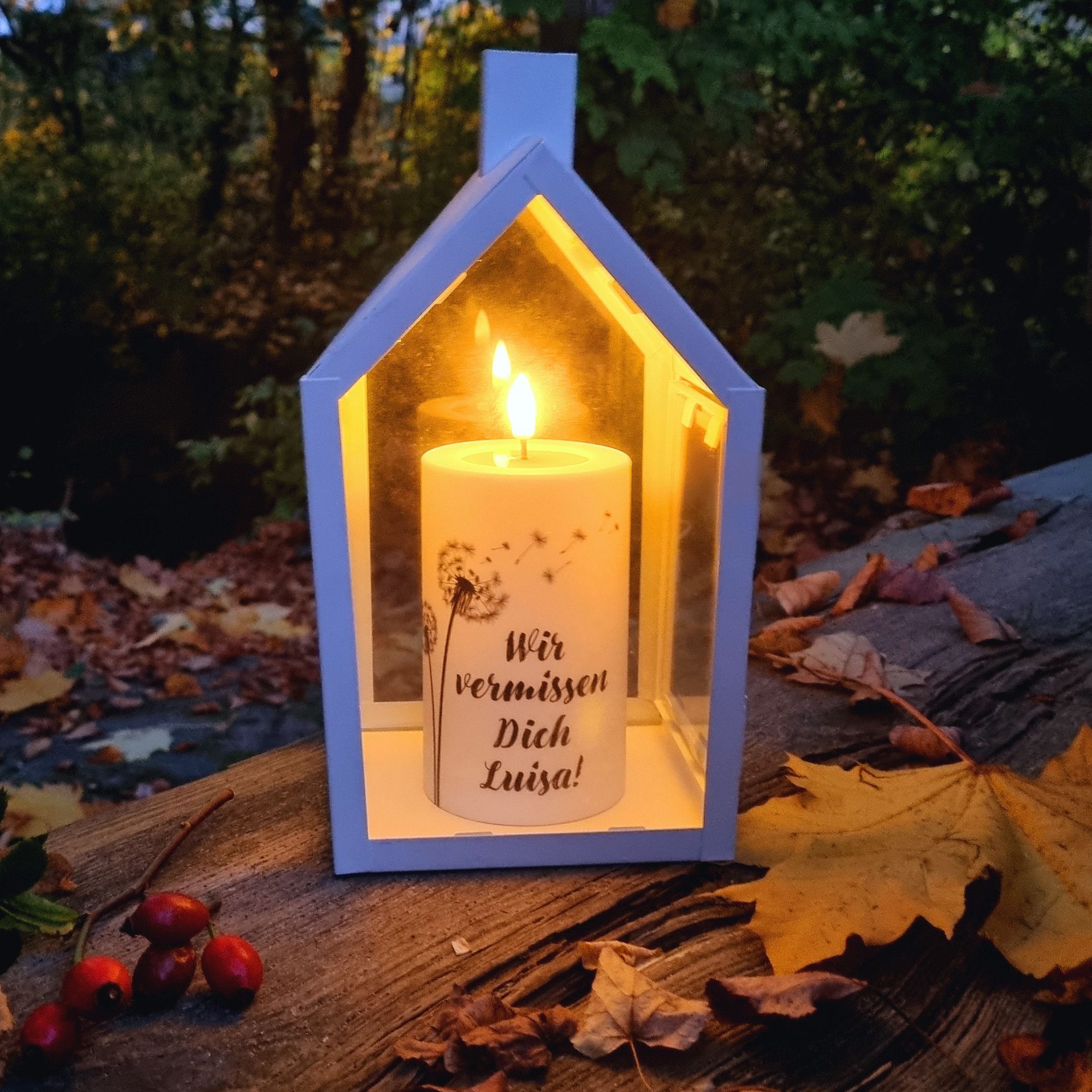 LED Stumpenkerze Weiß Pusteblume "Ich vermisse dich Oma!"