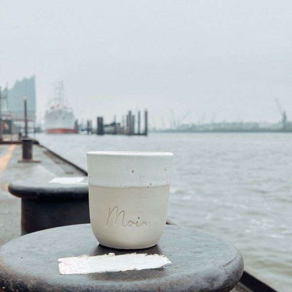 a4bcd03e66322857cb5b47c92373ac37312df598 Eulenschnitt - Steingut-Becher "Moin"