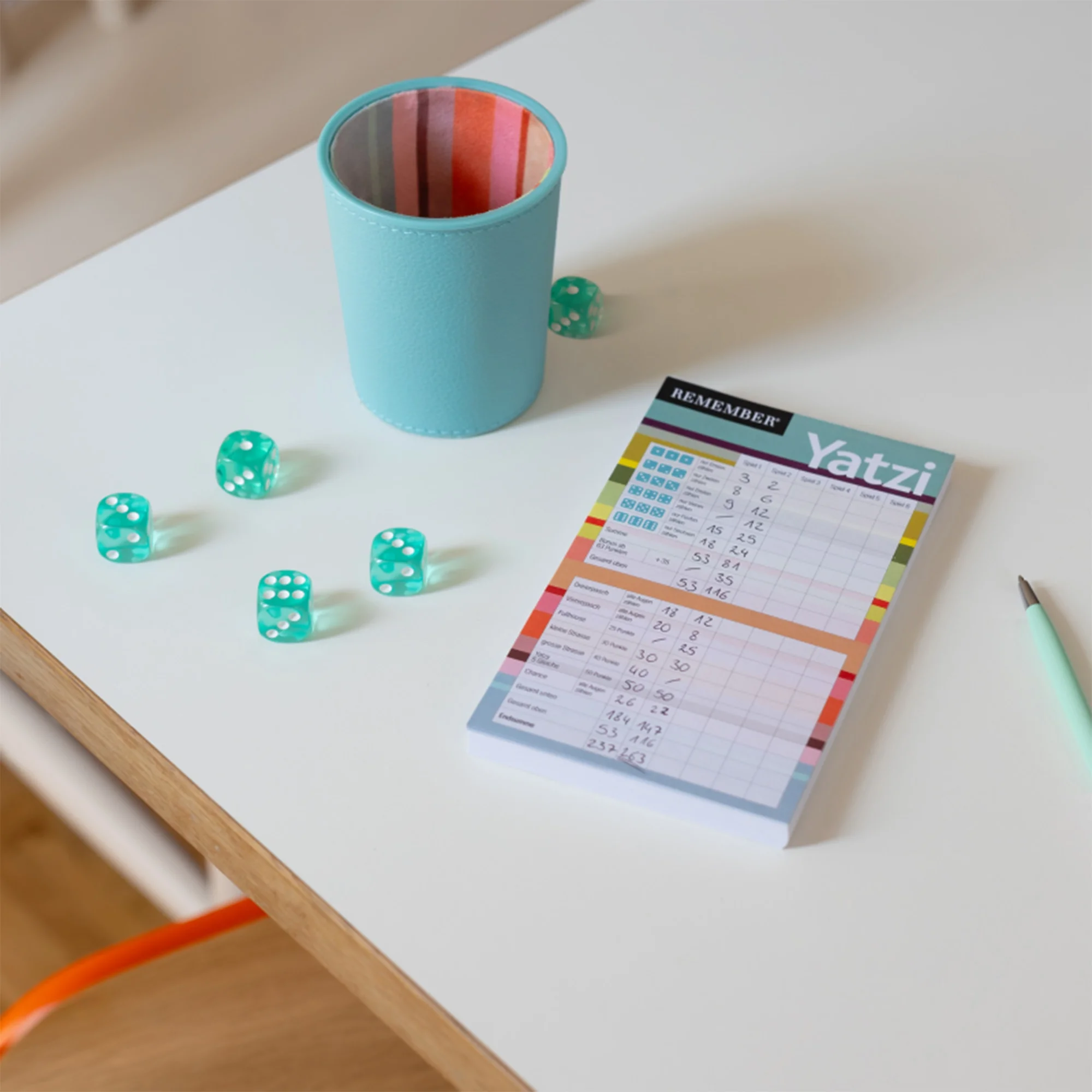 würfel, spielzeug, notizblock, kugelschreiber, becher