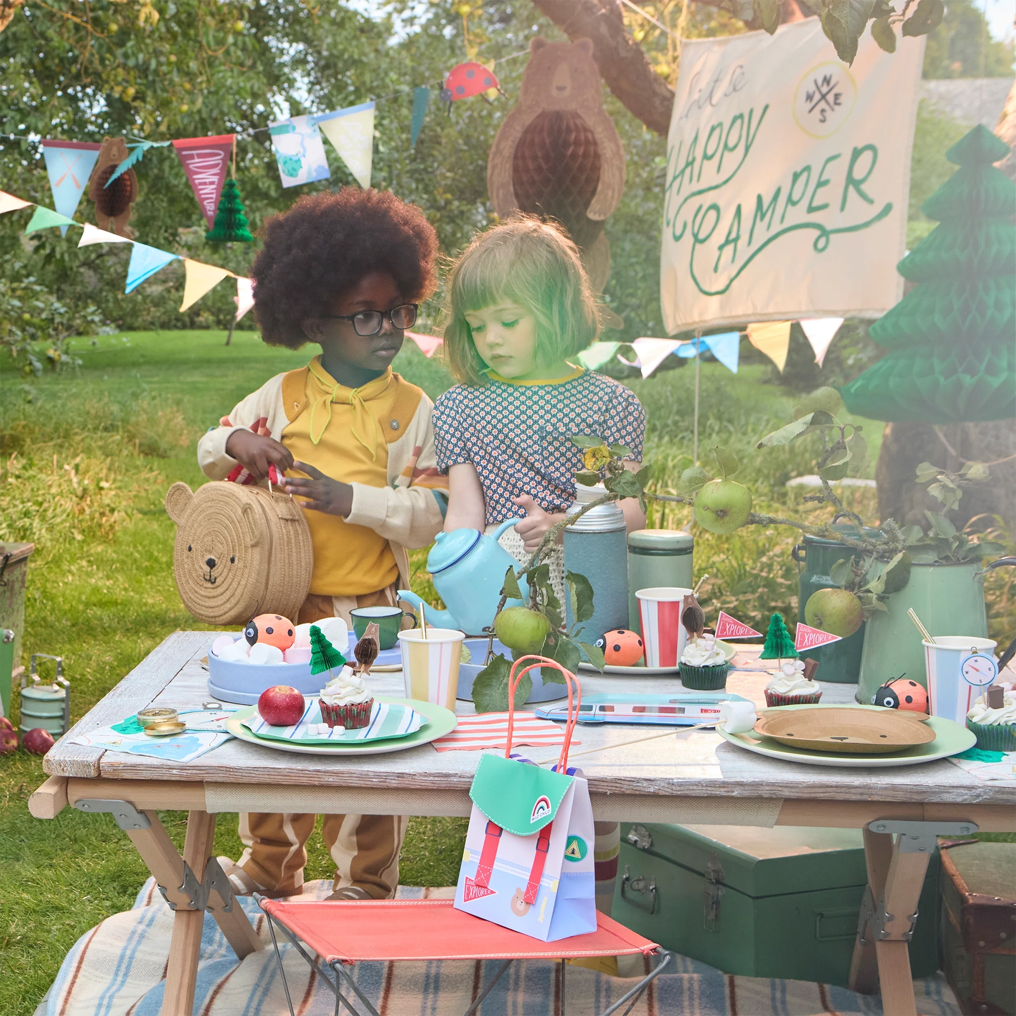 Meri Meri - 8 Partytüten "Rucksack" Esstisch, Tisch, Leute, Person, Gras