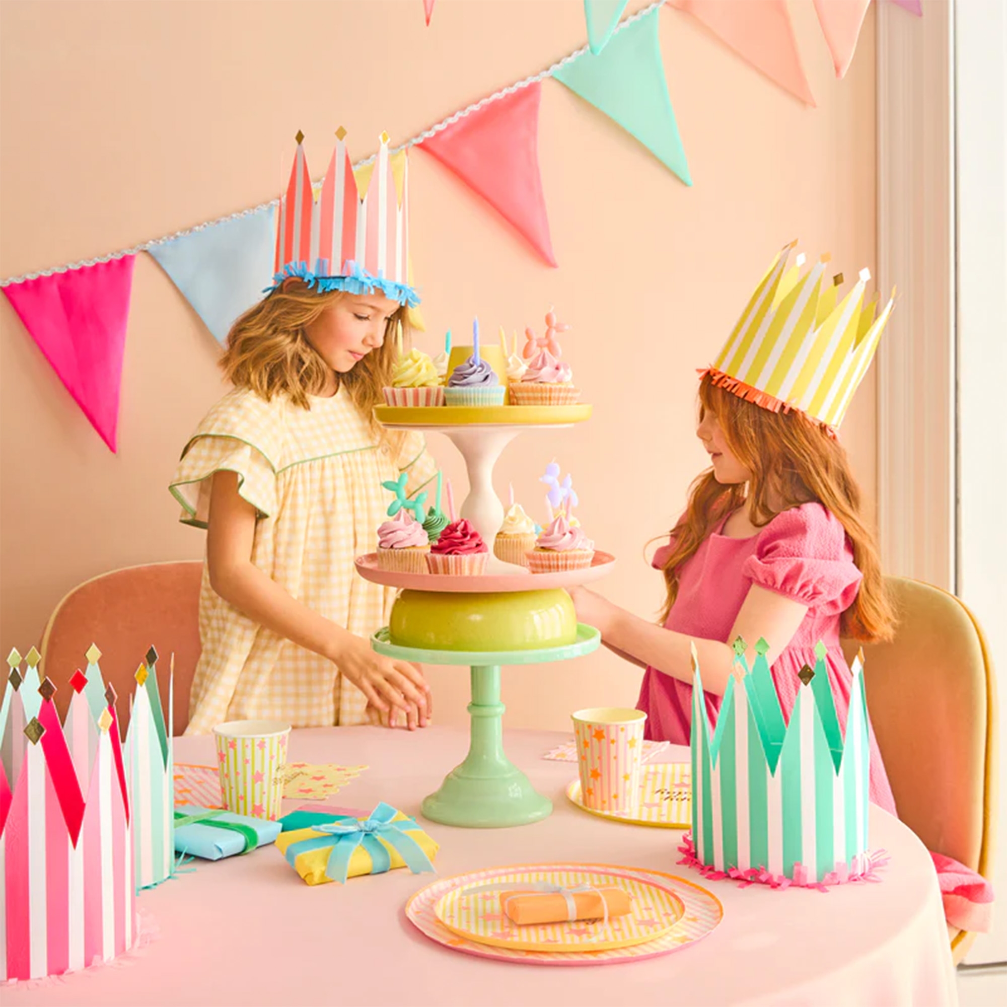 kindergeburtstag, party-dekoration, kuchenständer, cupcakes, papierkrone