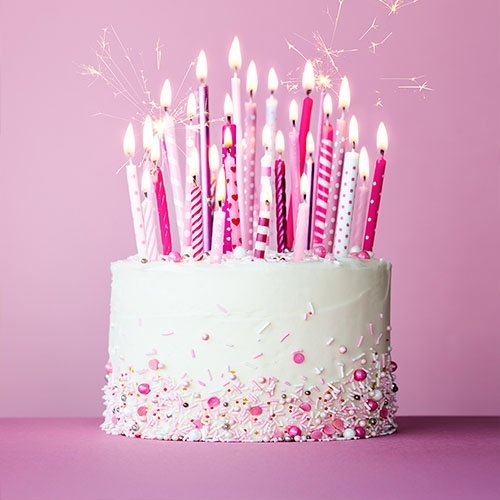 bf6cc6752efd30af275a9183c883286491615639 Leute, Person, Geburtstagstorte, Torte, Sahne