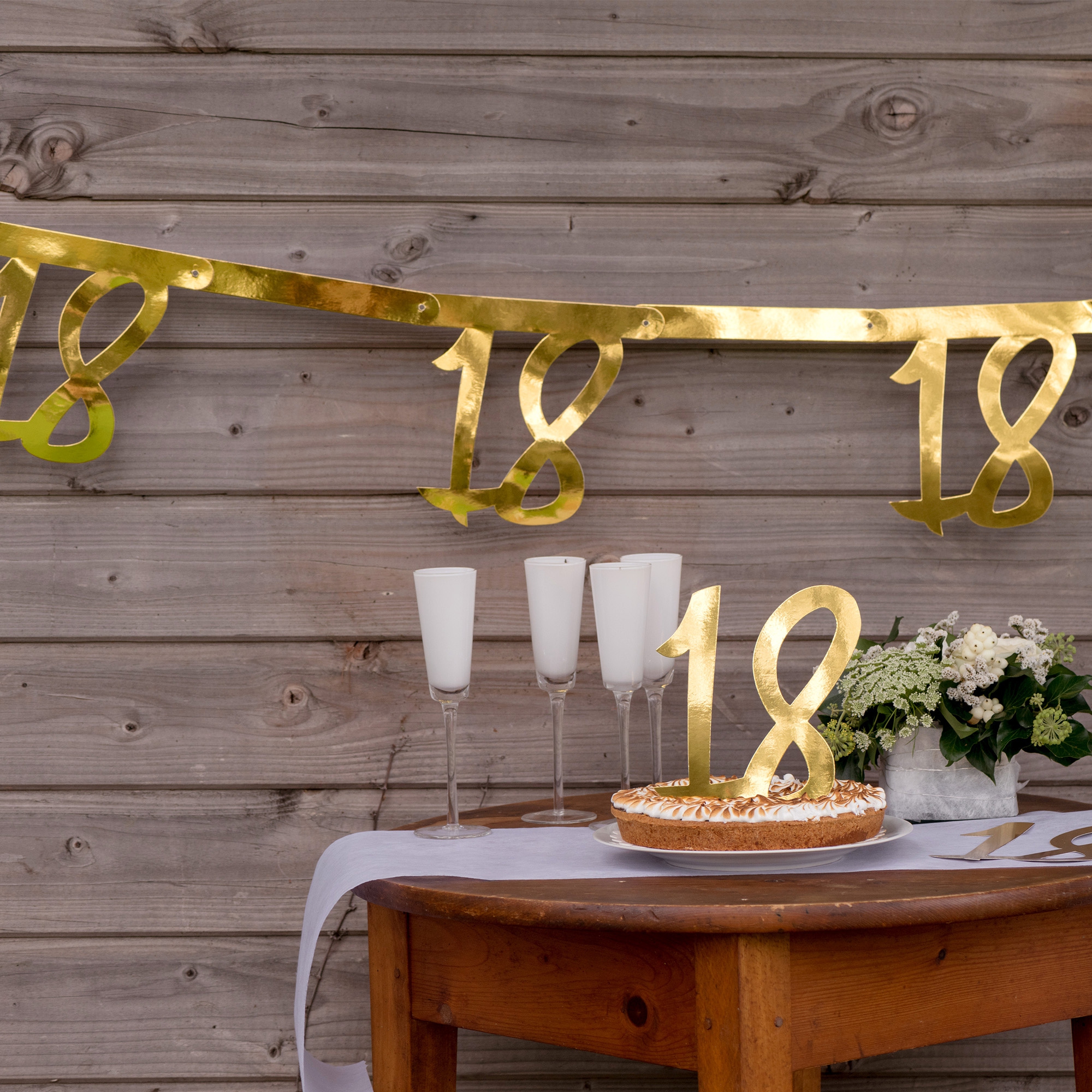 Wimpelgirlande "18" Gold 2,5 m Wimpelgirlande "18" Gold 2,5 m