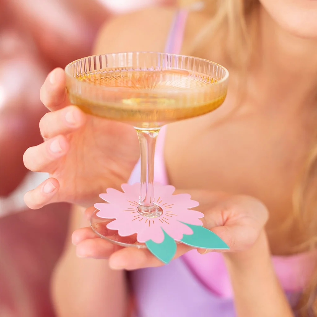 Cocktailglas, Stielglas, Rosa Blütenuntersetzer, Goldene Flüssigkeit, Party-Zubehör