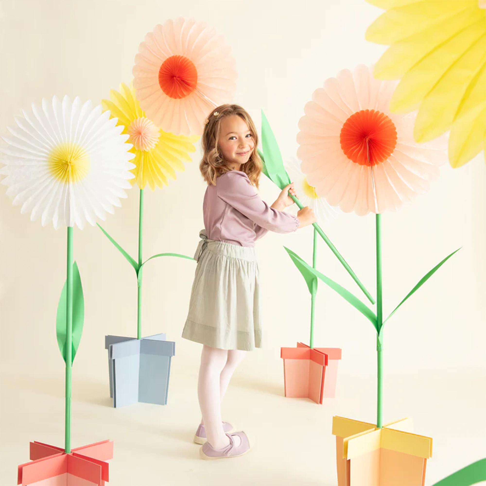 Kinderfigur, Pflanzen-Dekoration, Papierblumen, Kleid, Papierhandwerk