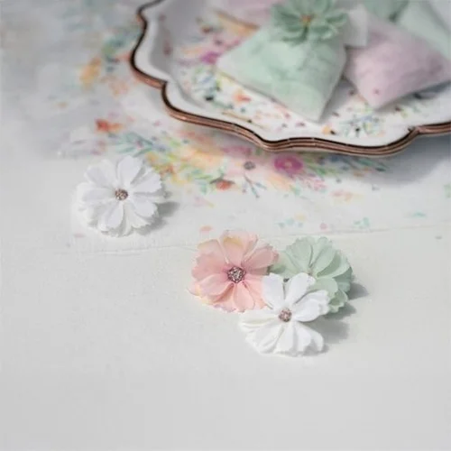 Papierblumen, Dekorationsblumen, Pastellfarben, Pompon-Detail, Flatlay
