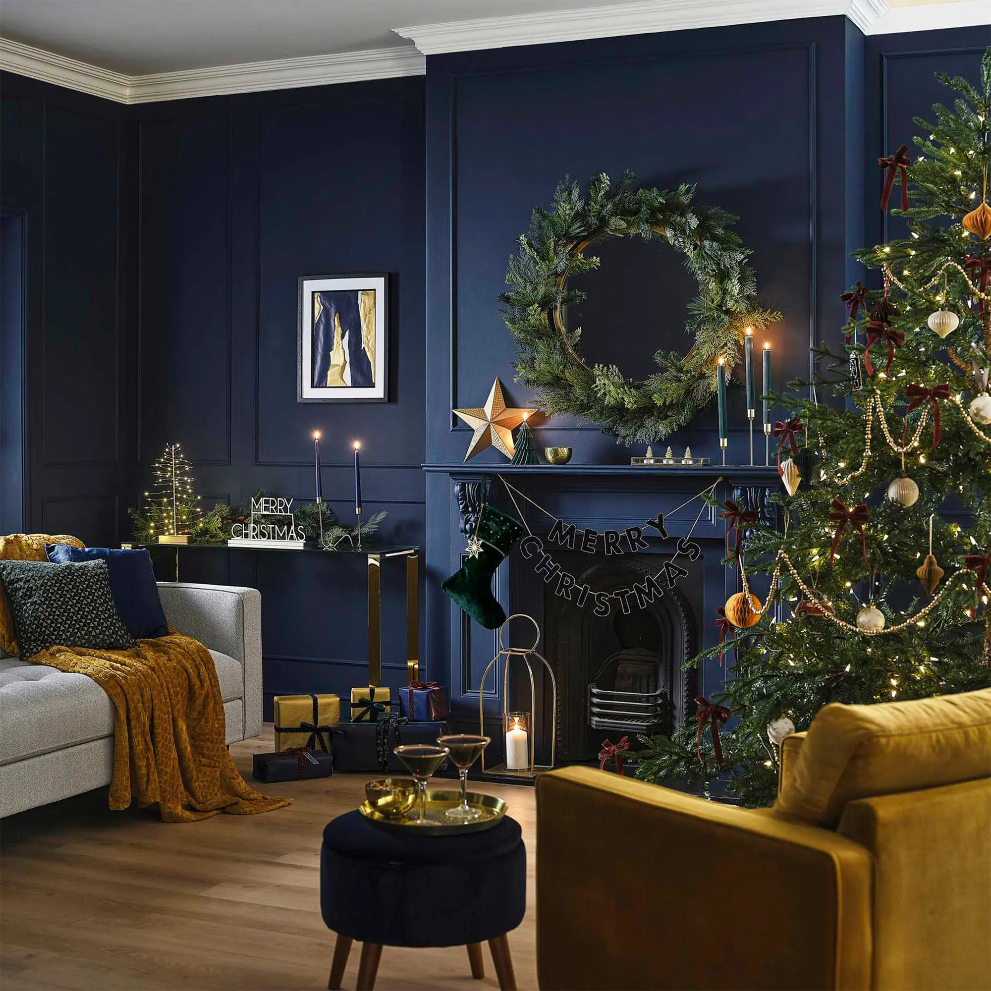 Weihnachtsgeschenkanhänger und Samtband