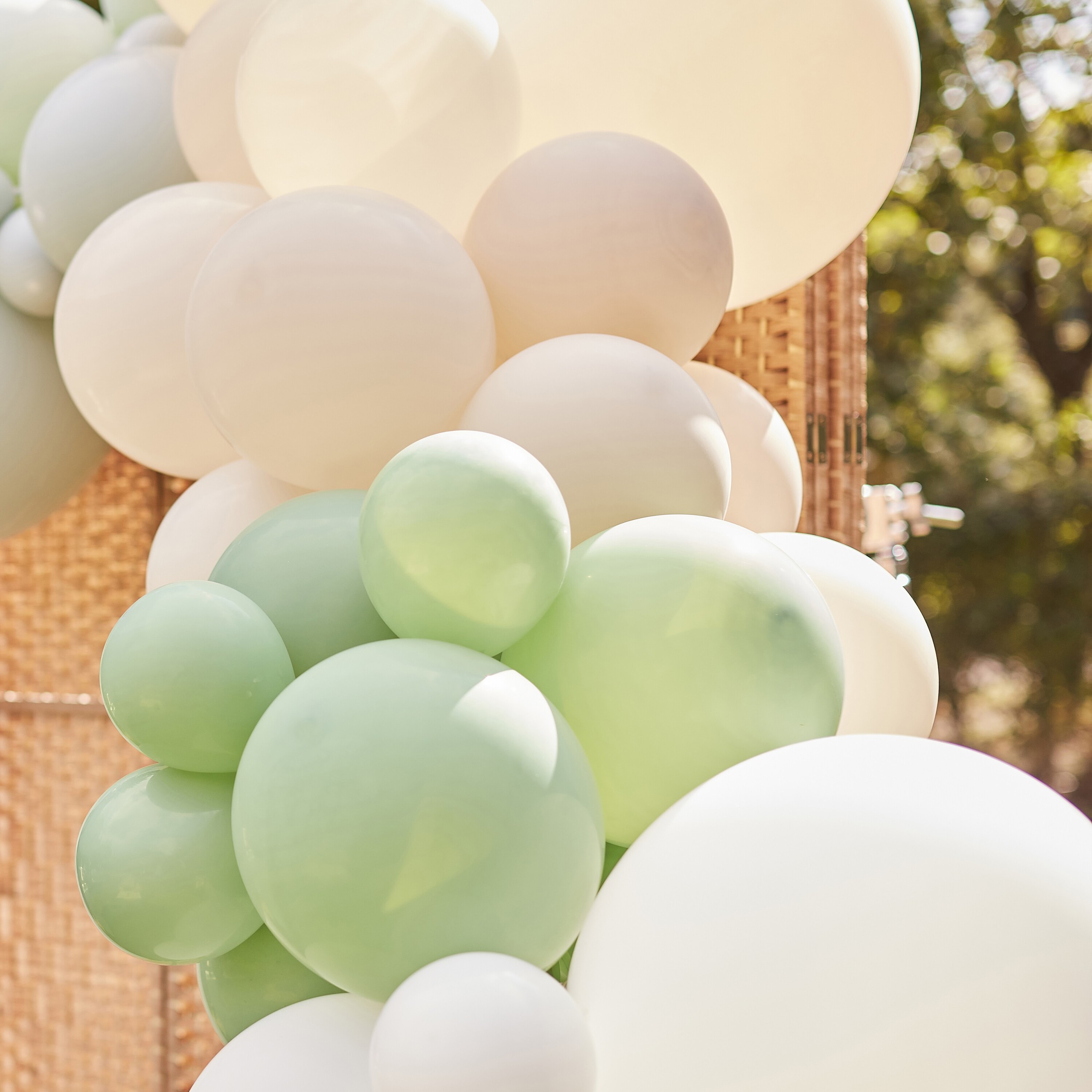 DIY Ballongirlande zum Selberbauen - Nude/Weiß/Pastellgrün