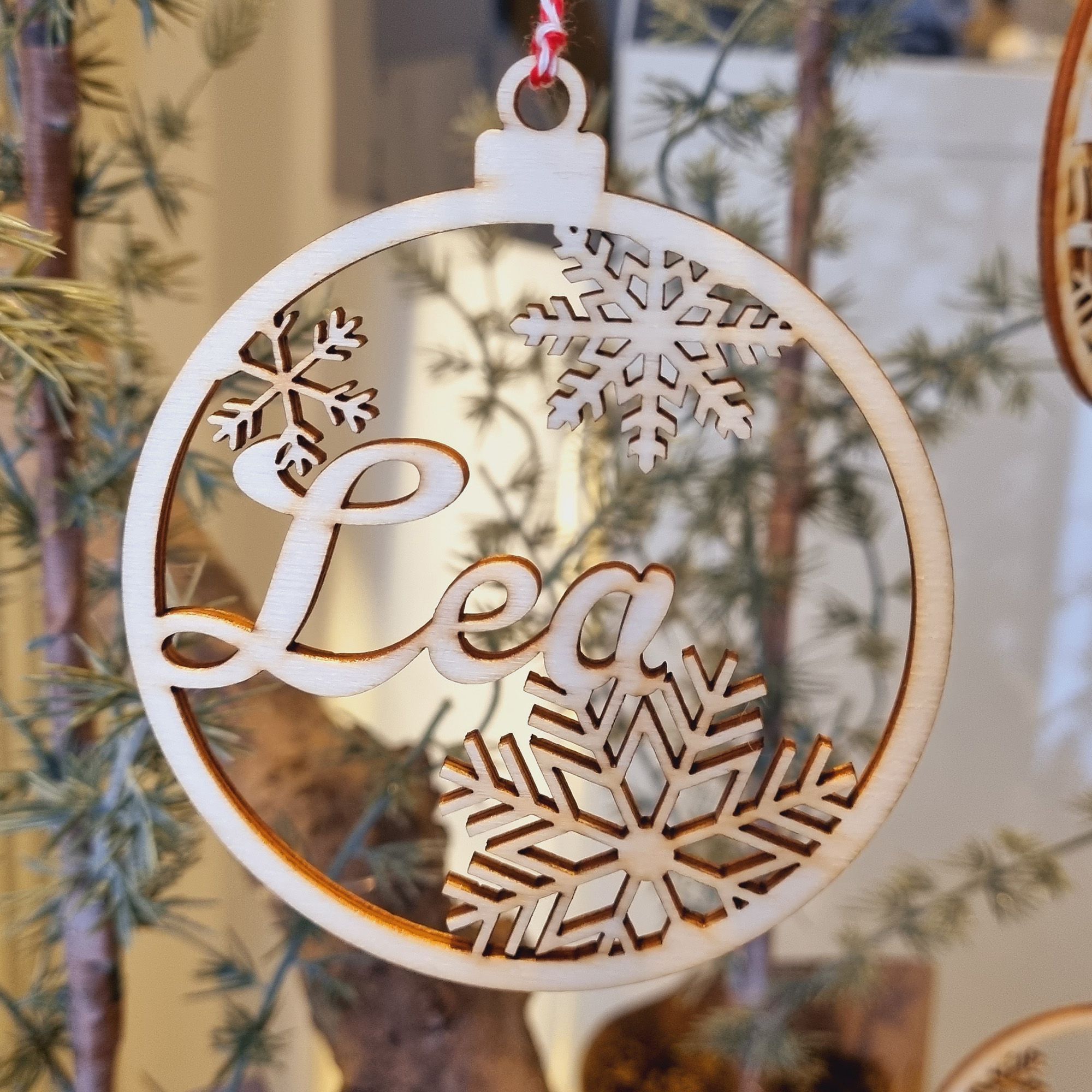 Geschenkanhänger Baumkugel "Name" aus Holz Geschenkanhänger Baumkugel "Name" aus Holz