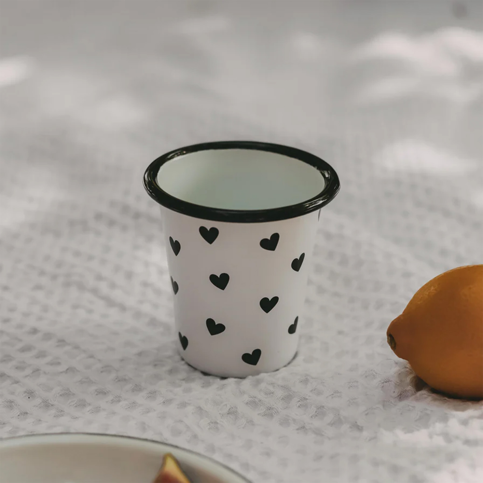 Eulenschnitt - Emaille-Becher "Herzen" Eulenschnitt - Emaille-Becher "Herzen"