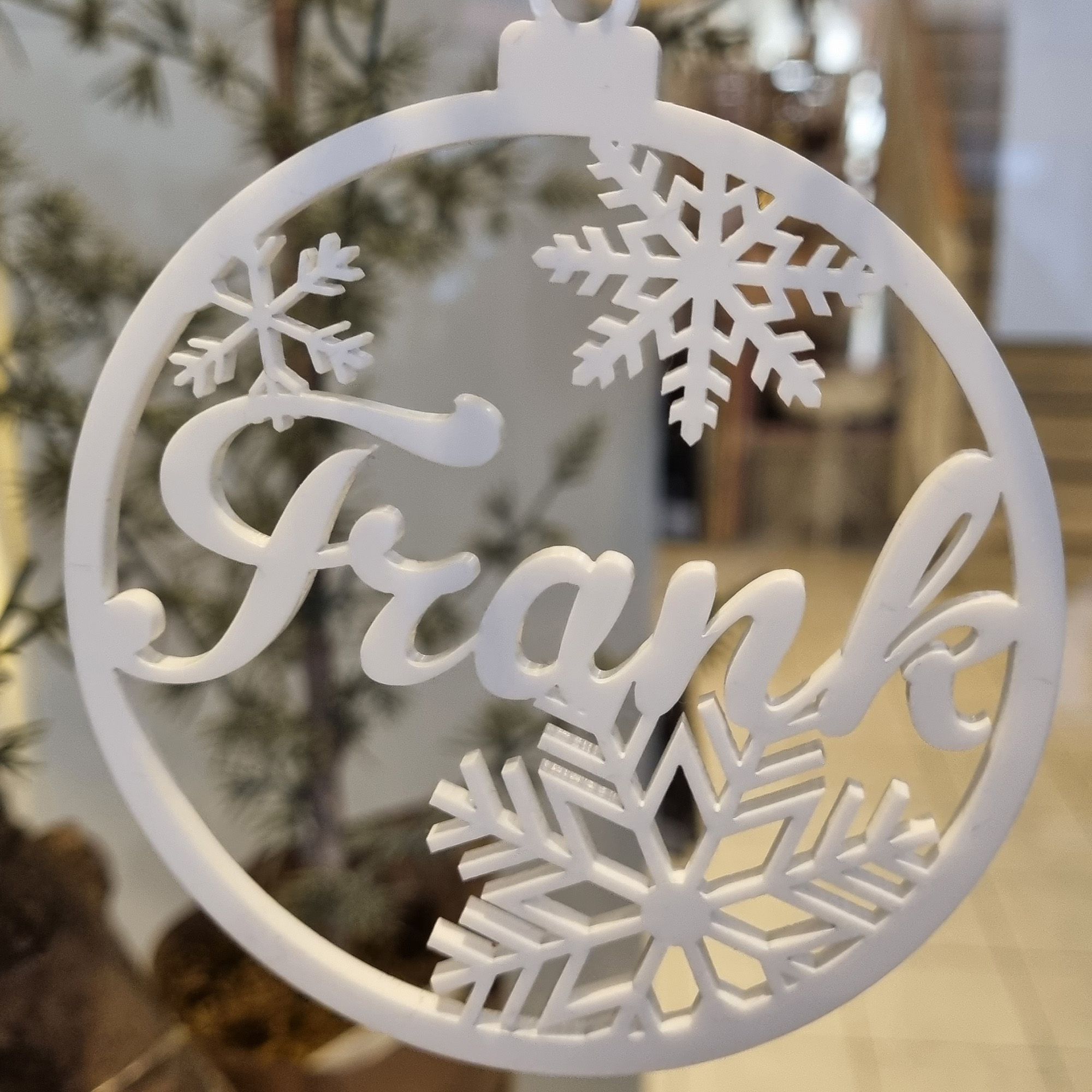 Geschenkanhänger Baumkugel "Name" aus Acryl Weiß Geschenkanhänger Baumkugel "Name" aus Acryl Weiß