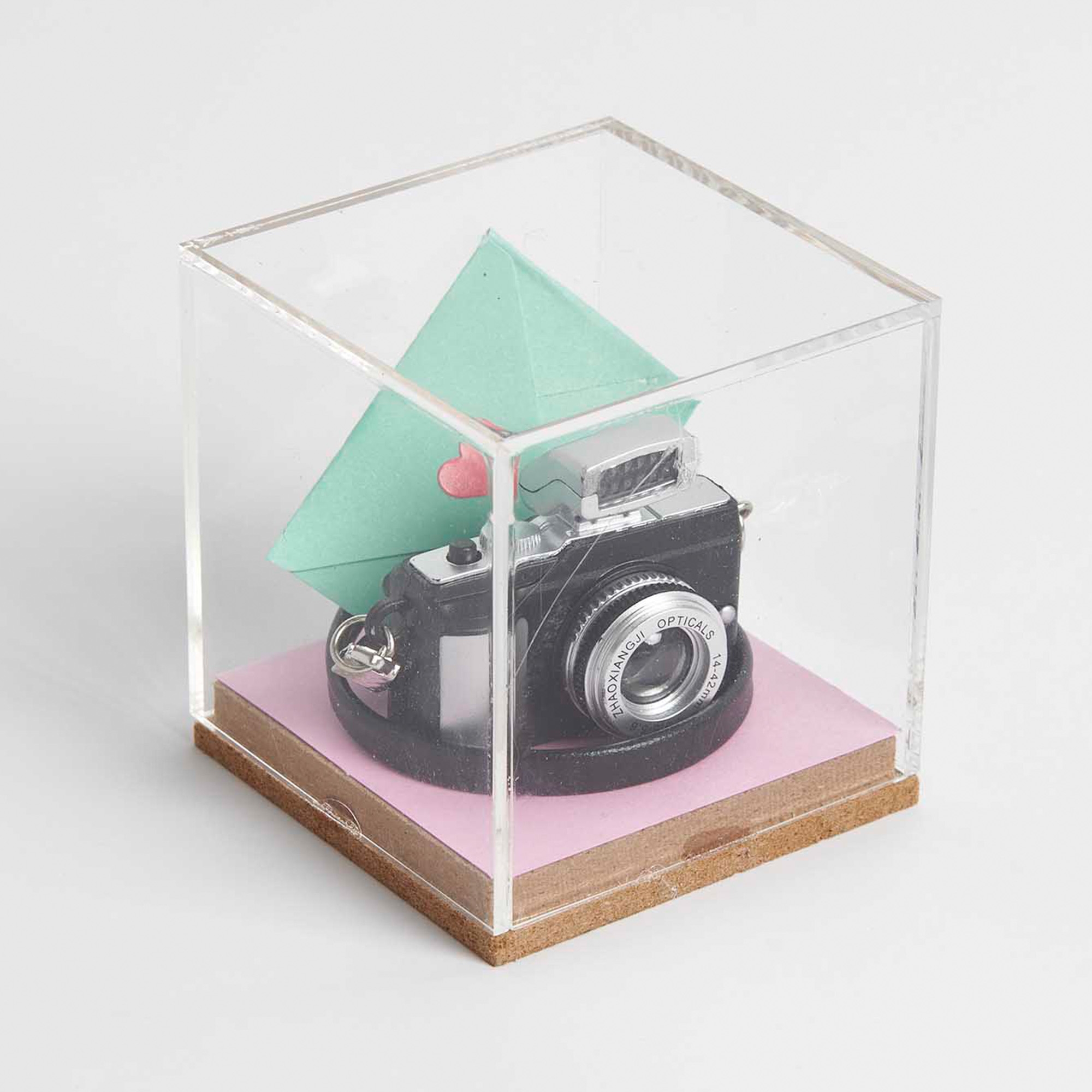 a2abed5f3deb5521a7ad9e33d9c06c57dfb22151 Miniatur "Kamera" für die Wichteltür