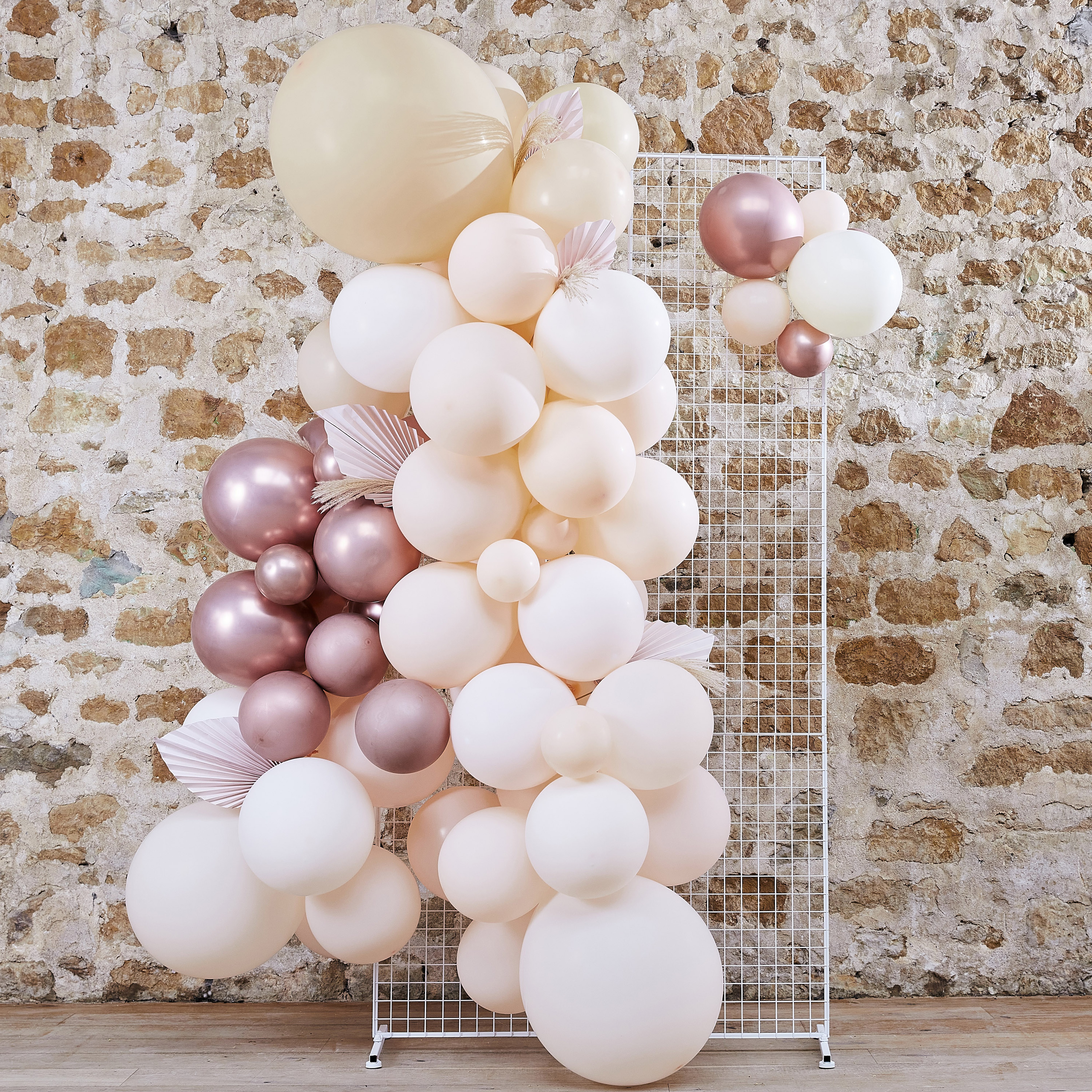 DIY Ballongirlande zum Selberbauen - Nude/Creme/Weiß/Rosé Mauve mit Fächern und Pampasgras