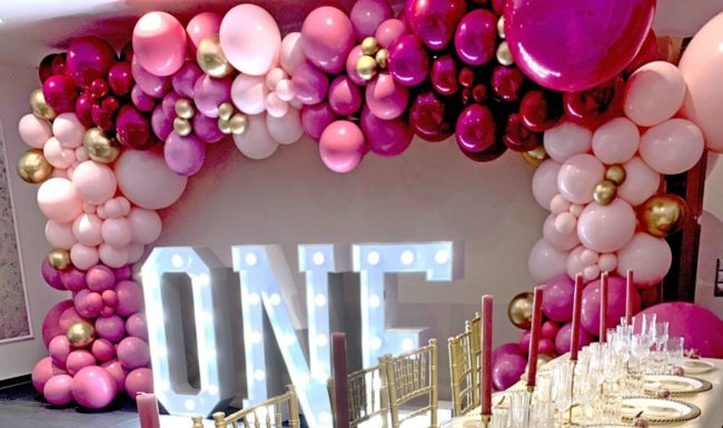 Ballongirlande in Rosa, Pink und Gold als Dekoration einer Geburtstagsfeier