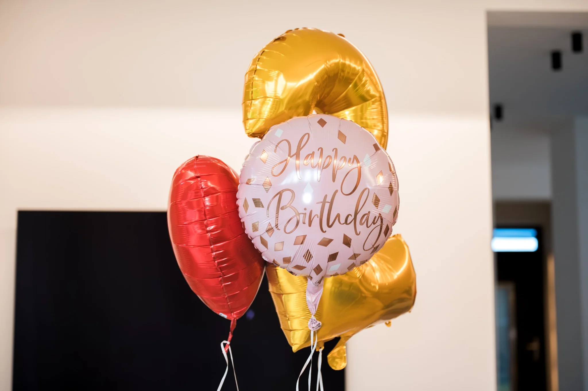 Folienballonstrauß mit Geburtstagsmotiv, rotem Herz und goldenen Zahlen