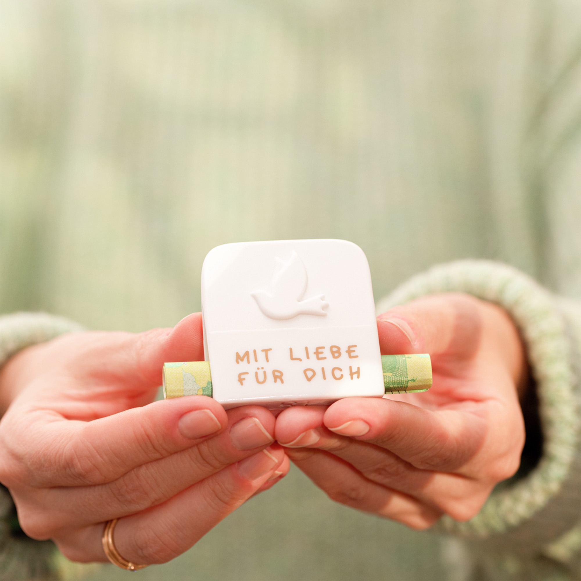 Räder Design - Kleine Aufmerksamkeit "Mit Liebe für Dich" Kundengeschenk, kleiner Stempel, weißer Stempel, in der Hand, Taubensymbol