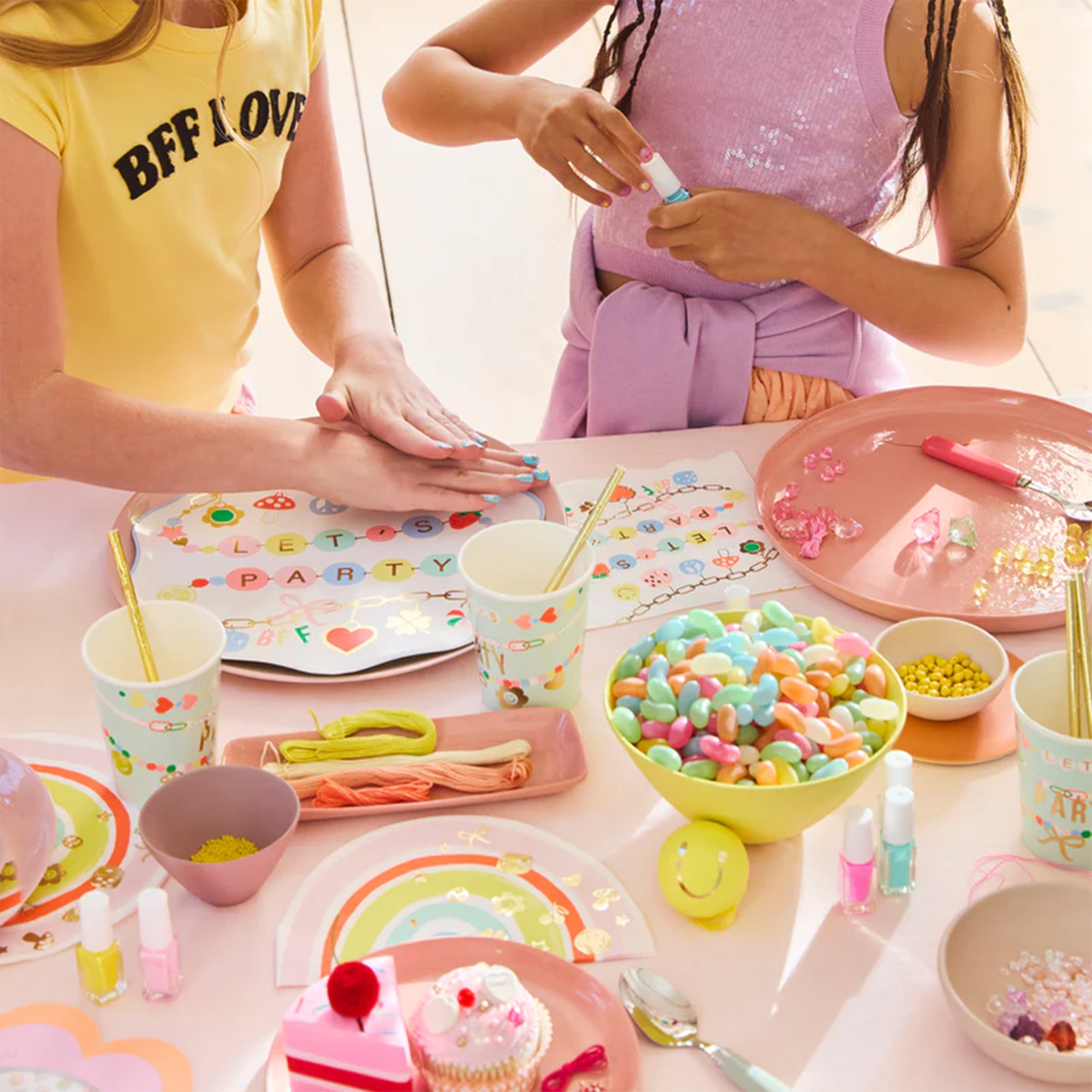 kind party, bunte dekoration, nagellack, ponymo, werkstation