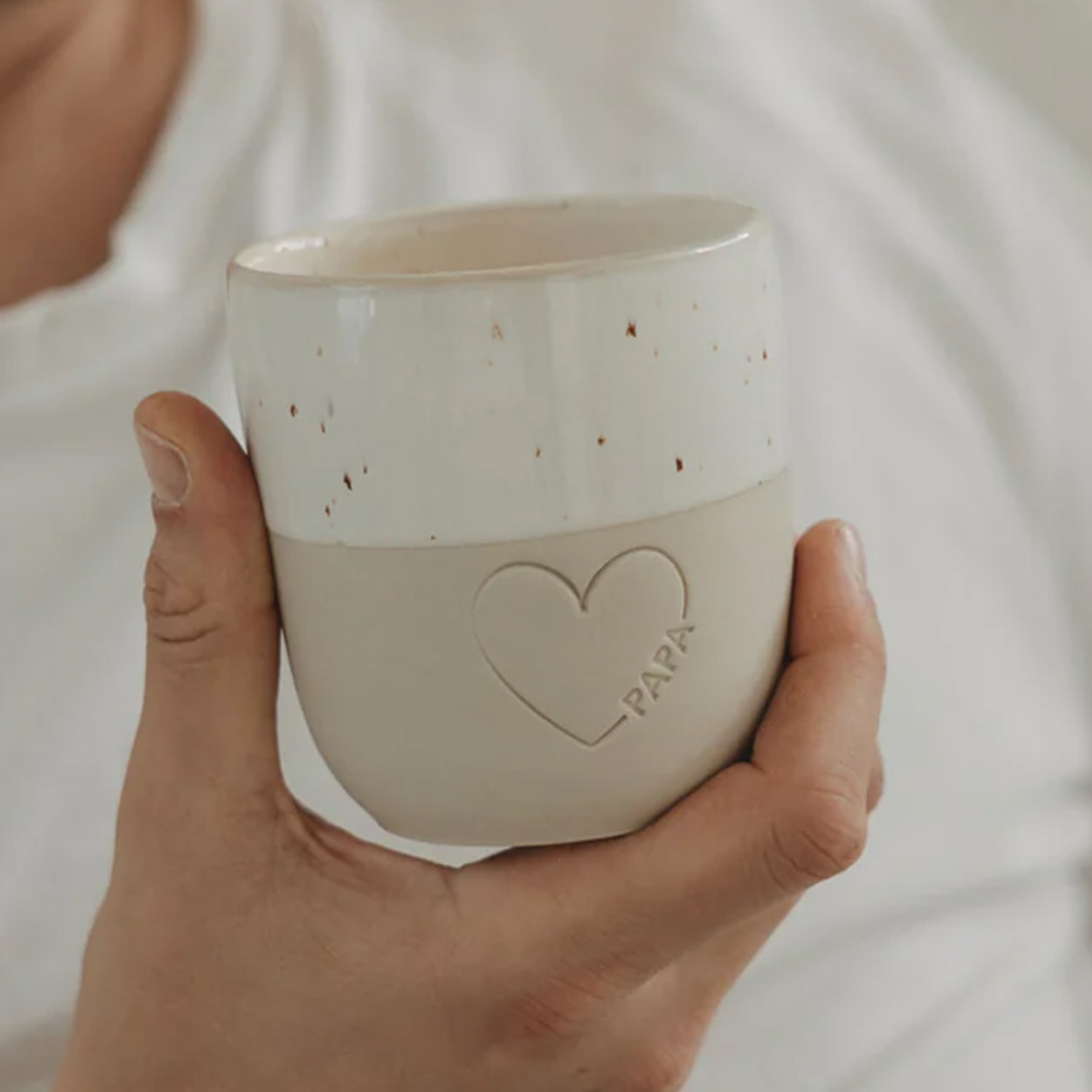 keramikbecher, herz-gravur, zweifarbiges mug, händegehaltene tasse, wohnkultur