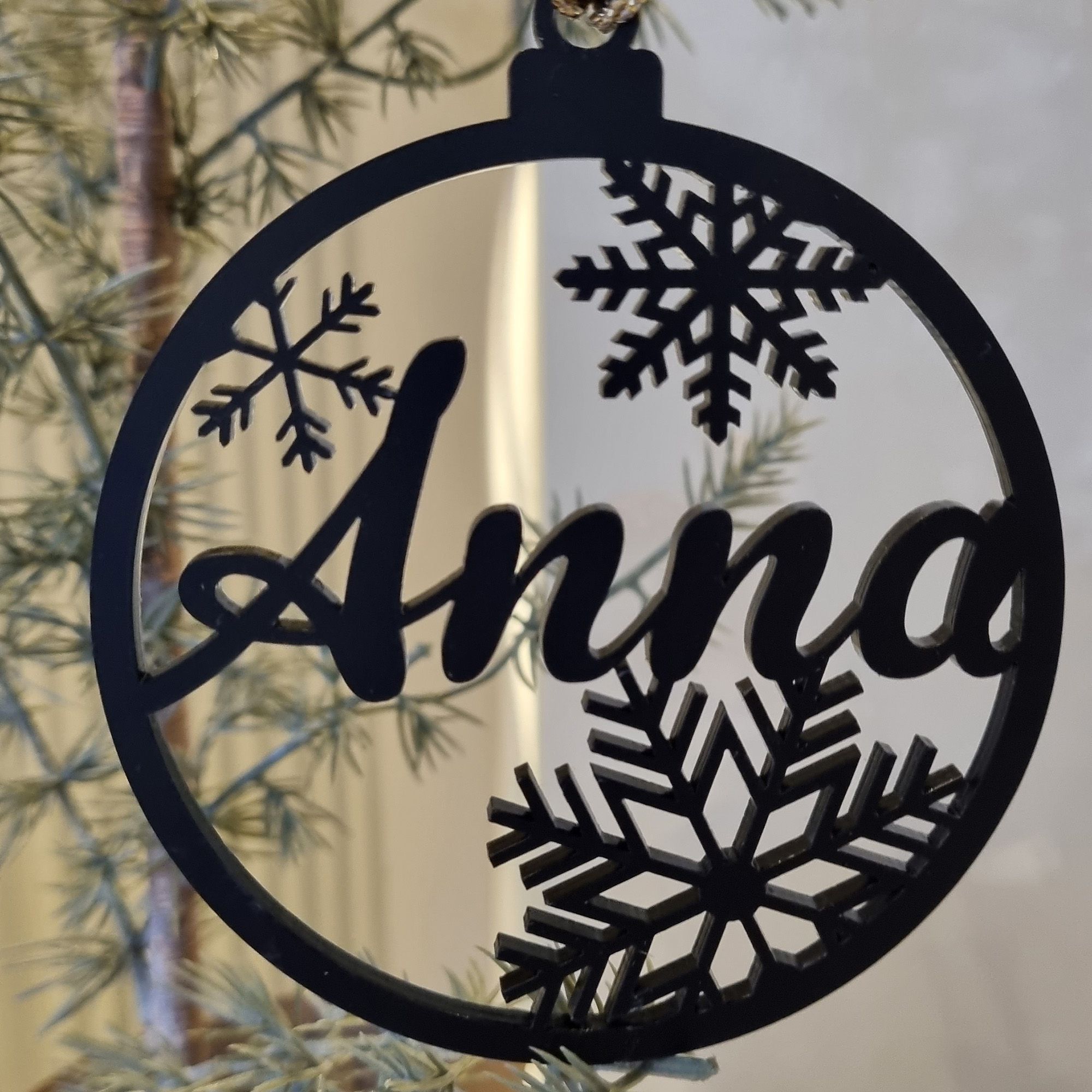 Geschenkanhänger Baumkugel "Name" aus Acryl Schwarz Geschenkanhänger Baumkugel "Name" aus Acryl Schwarz