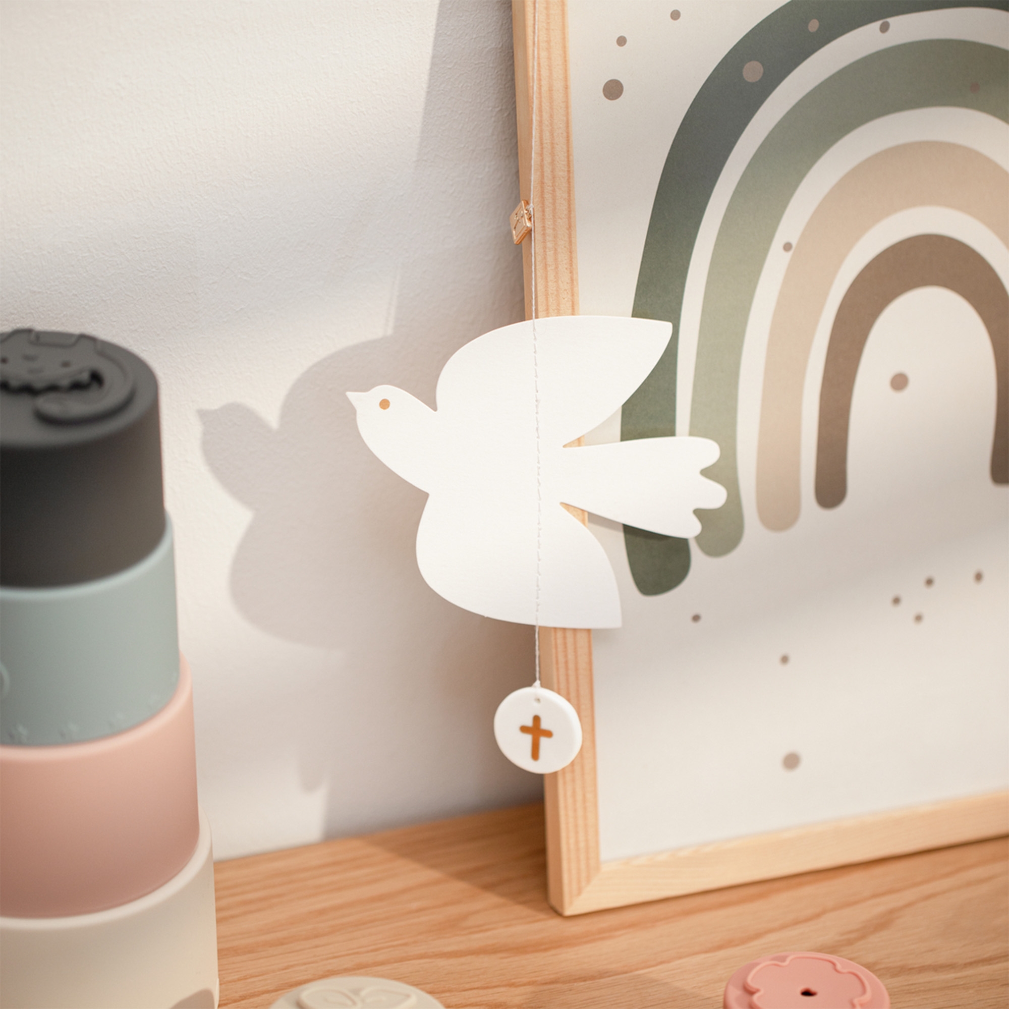 Räder Design - Hänger "Taube" weiße taube deko, vogelornament, Holzrahmen, Regenbogenkunst, hänganhänger