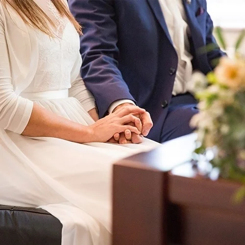 Paar, Hochzeit, Hände halten, weißes Kleid, Anzug des Bräutigams