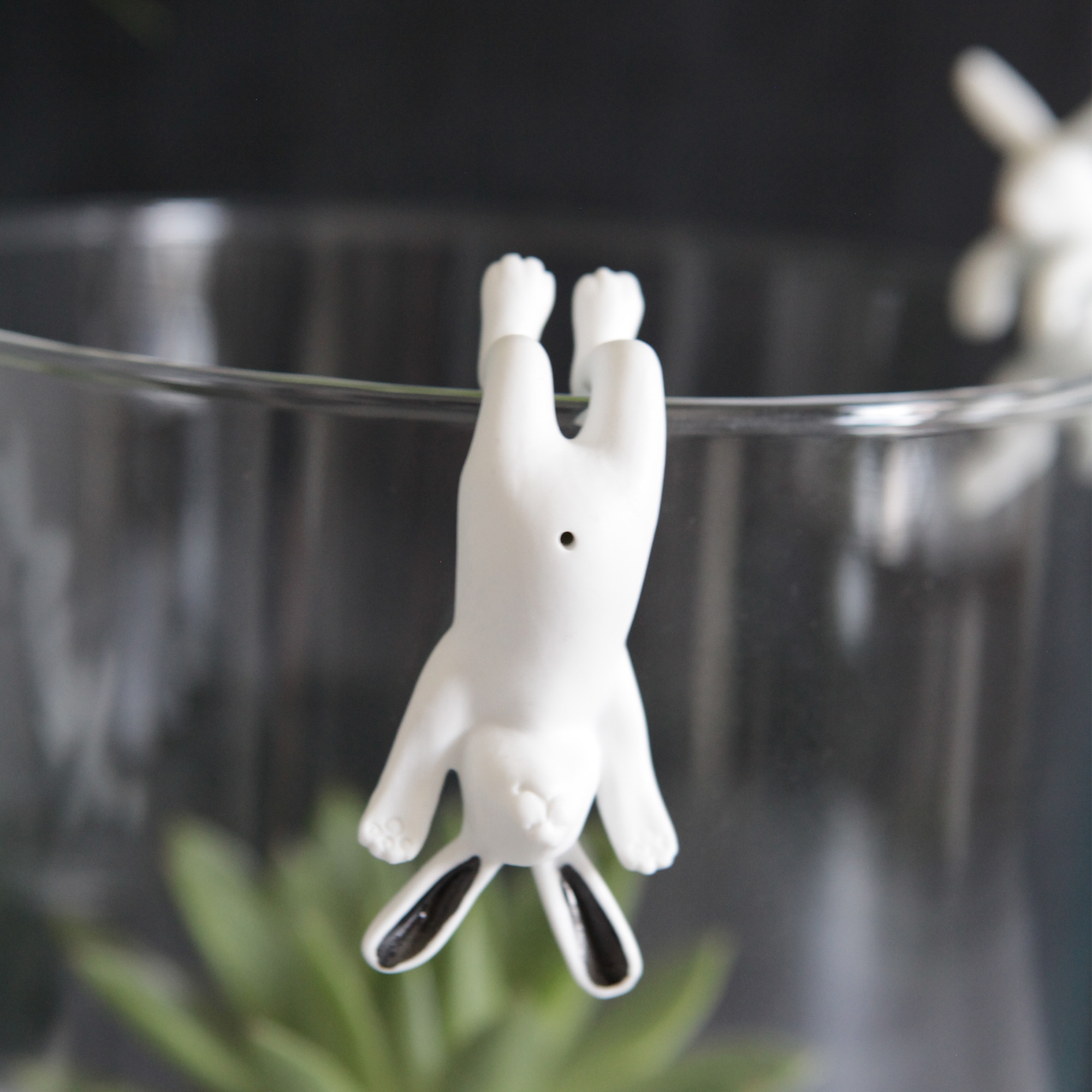 Porzellan Kletterhase "Schwarzohr" Porzellan Kletterhase "Schwarzohr"