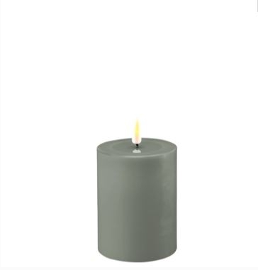 Deluxe - LED Stumpenkerzen Salbei 7,5 Øx10 cm Deluxe - LED Stumpenkerzen Salbei 7,5 Øx10 cm