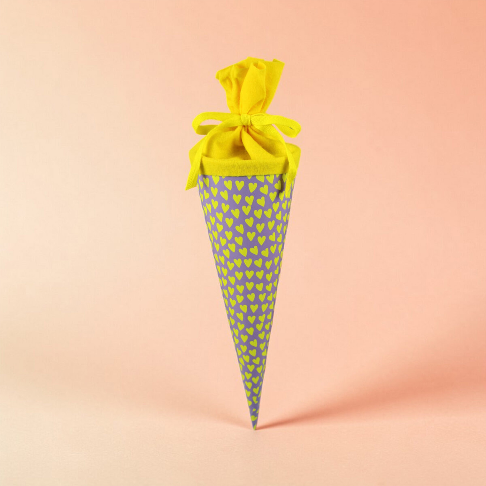konus, verpackung, geschenk, herzmuster, gelb-stoff