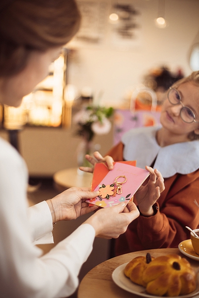 Grußkarte "Love you Mom" mit Schlüsselanhänger Grußkarte "Love you Mom" mit Schlüsselanhänger