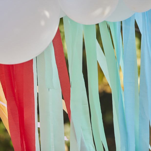 DIY "Ballonwolke" zum Selberbauen, Weiß mit Pastellfarbenen Crepebändern DIY "Ballonwolke" zum Selberbauen, Weiß mit Pastellfarbenen Crepebändern