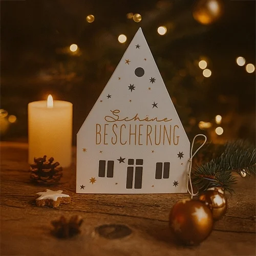 weihnachtsdeko, holzhaus, kerze, goldene akzente, sternchen muster
