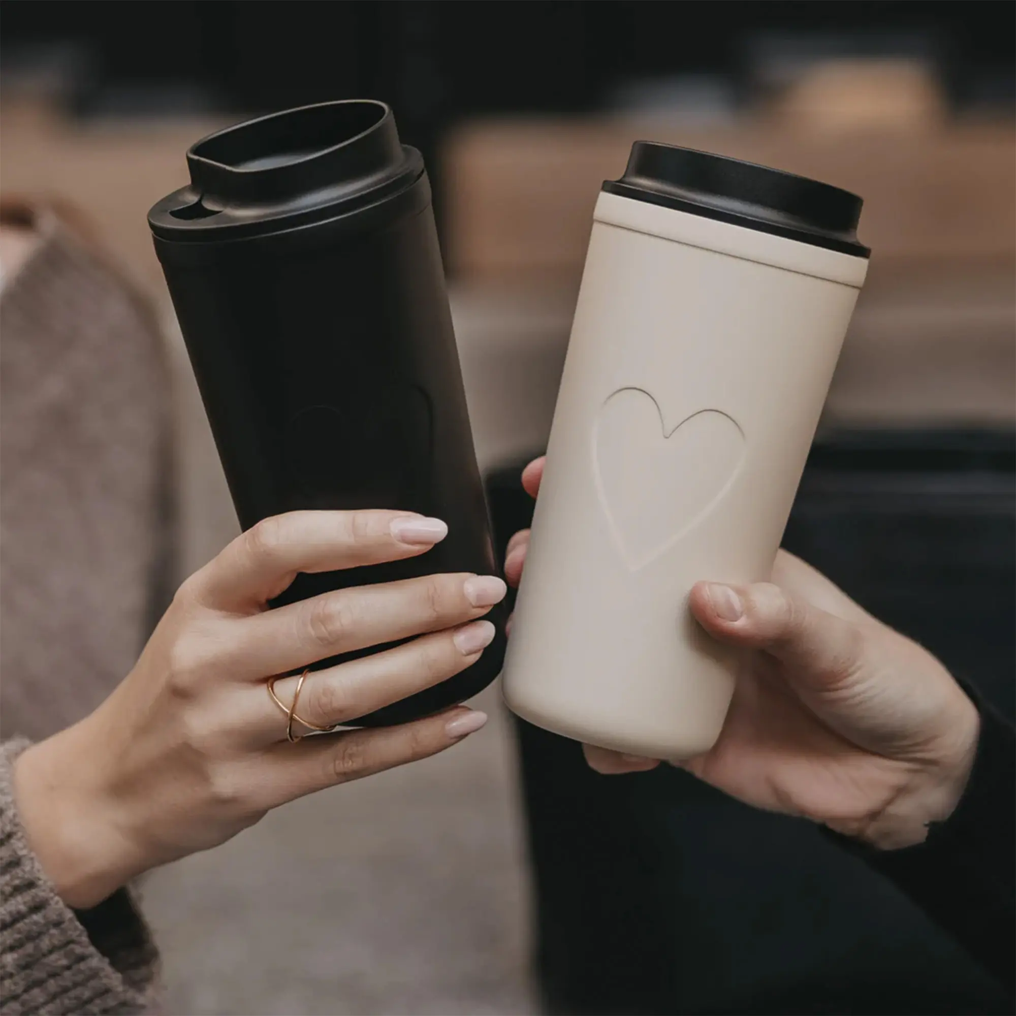 Trinkbecher, Thermobecher, beige Becher, Herzdesign, Wegwerfvermeidung