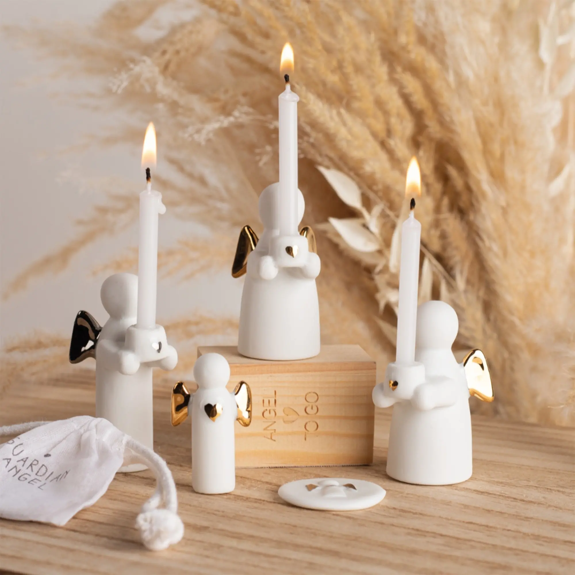 Deko-Kerzen, Engelfiguren, Weiße Kerzen, Kerzenhalter aus Holz, Weihnachtliche Dekoration