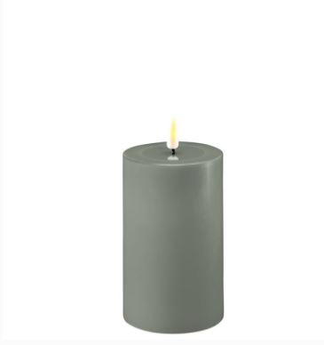 Deluxe - LED Stumpenkerzen Salbei 7,5 Øx12,5cm Deluxe - LED Stumpenkerzen Salbei 7,5 Øx12,5cm